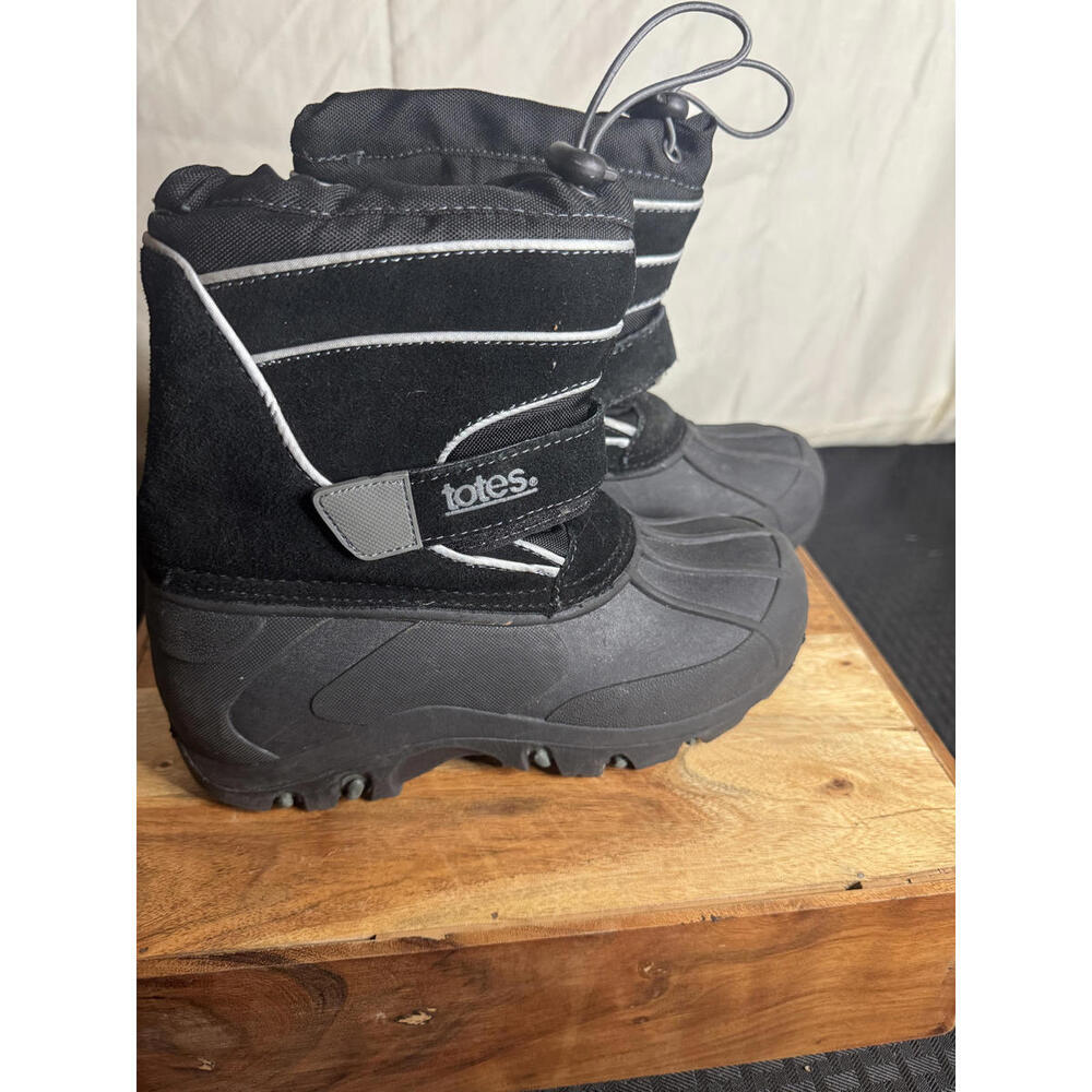Cozy Black Boy's Tote's‎ Winter Boots - Perfect for Snowy Days! Size 3 Medium